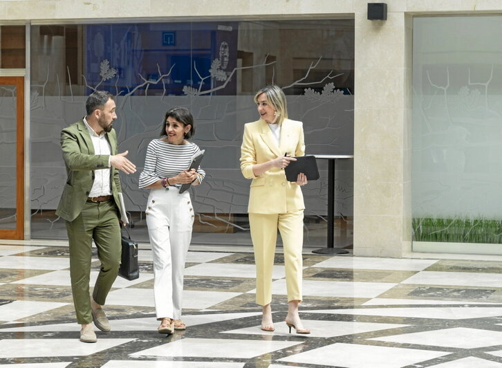 El consejero Denis Itxaso y las consejeras Nerea Melgosa y María Ubarretxena.