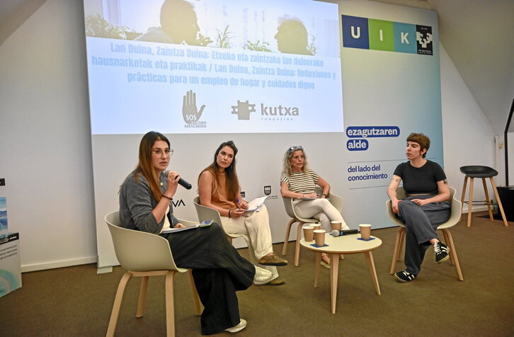 La mesa redonda donde se presentó la oficina, con Janire Azcue, Jone Urionaguena, Kontxi Costa e Itziar Guerendiain.