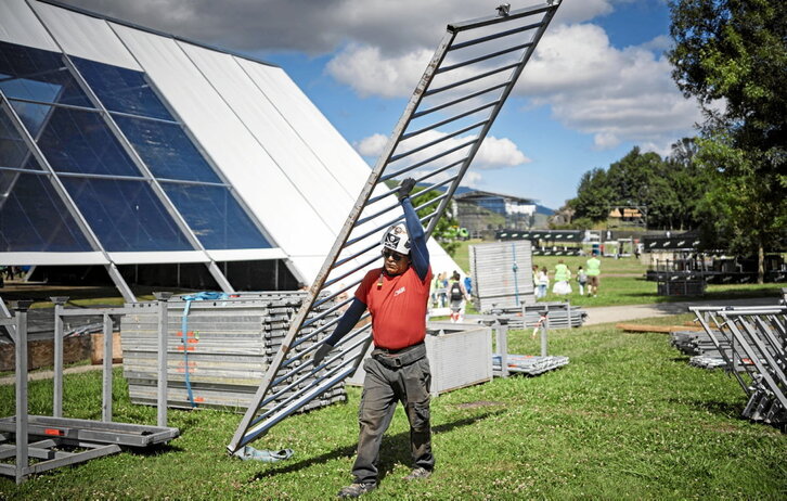 Uno de los trabajadores ultima los preparativos en Kobetamendi.