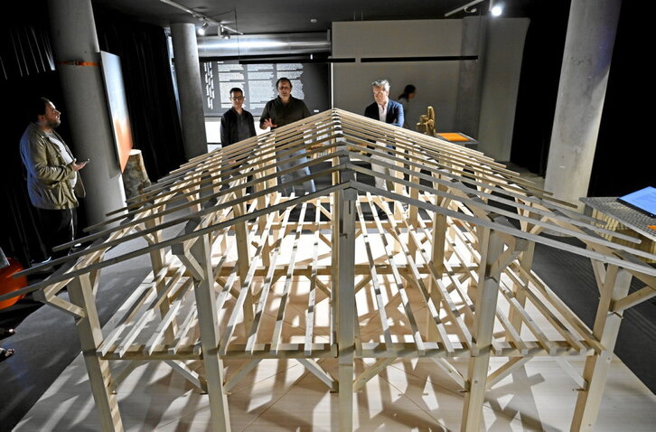 Donostian ateak ireki berri dituen erakusketaren irudia.