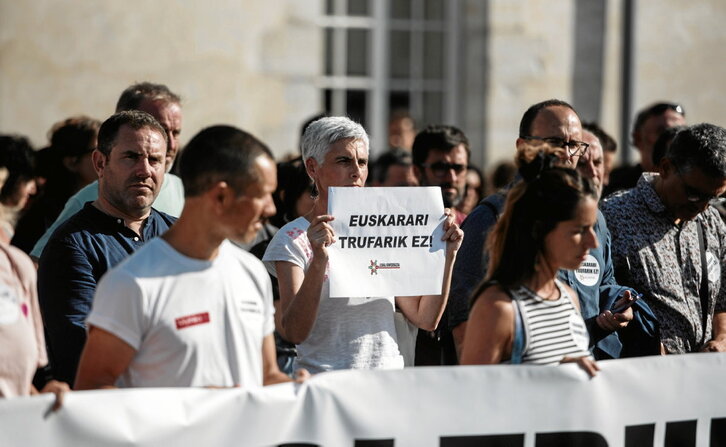 Ehun bat herritar elkartu ziren astelehenean departamenduaren egoitzaren aitzinean, Euskal Konfederazioak deituta.