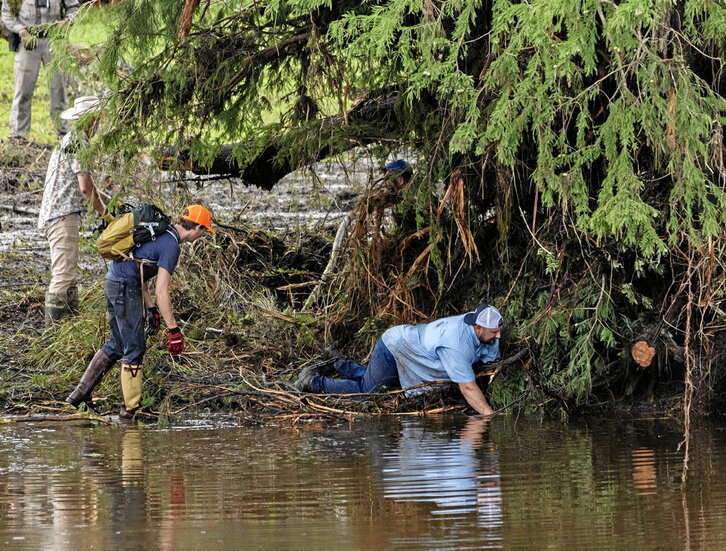 Equipos de rescate buscan supervivientes o restos en el río Guadalupe, en Hunt, Texas.