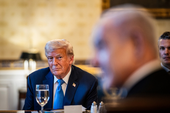 Donald Trump observa a su invitado, Benjamin Netanyahu.