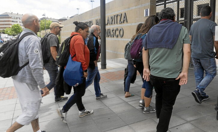 Los jardineros de Gasteiz de camino a su reunión el lunes en Lakua.