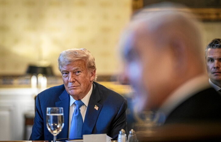 Donald Trump observa a su invitado, Benjamin Netanyahu.