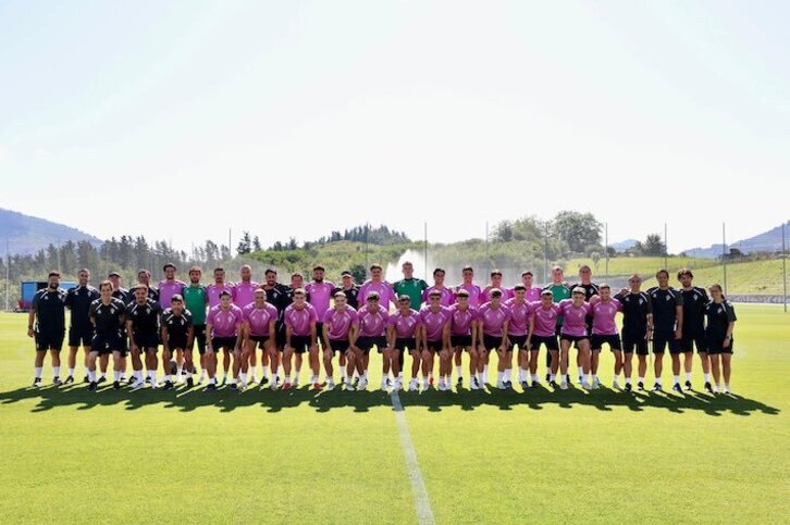 La plantilla del Eibar posa en la nueva Ciudad Deportiva de Areitio.