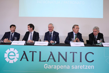 Iñido Urkullu, rodeados de los patronos de la fundación, el día de la presentación.