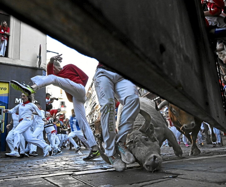 El jabonero de los Núñez «zancadillea» a un corredor en la curva de Estafeta.