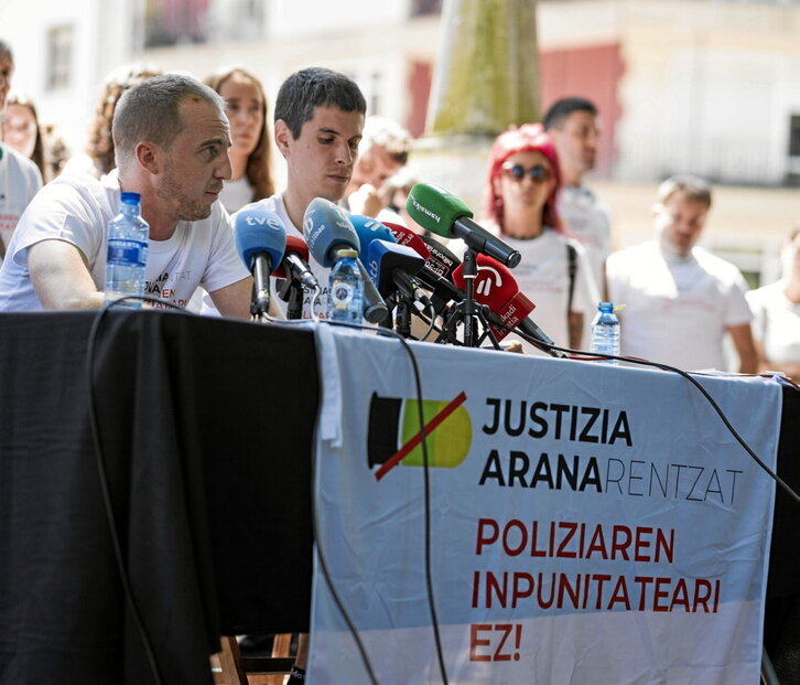Iker Arana y un portavoz de la plataforma Justizia Aranarentzat.