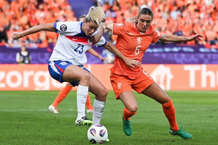 Russo, en la imagen protegiendo el balón ante Roord, se ha quedado sin gol pero ha firmado tres asistencias. (Miguel Medina/AFP)