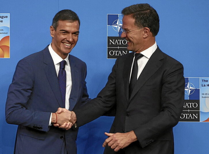 Pedro Sánchez y Mark Rutte bromean en la cumbre de la OTAN en La Haya.