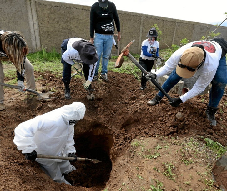 Mujeres de Guerreros Buscadores, trabajando en Zpopan.