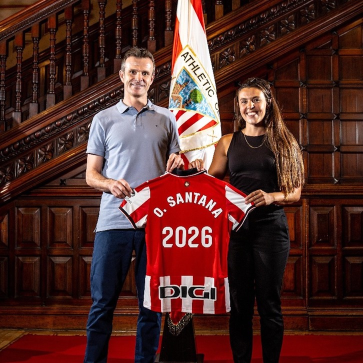 Olatz Santana posa con el presidente del Athletic, Jon Uriarte.