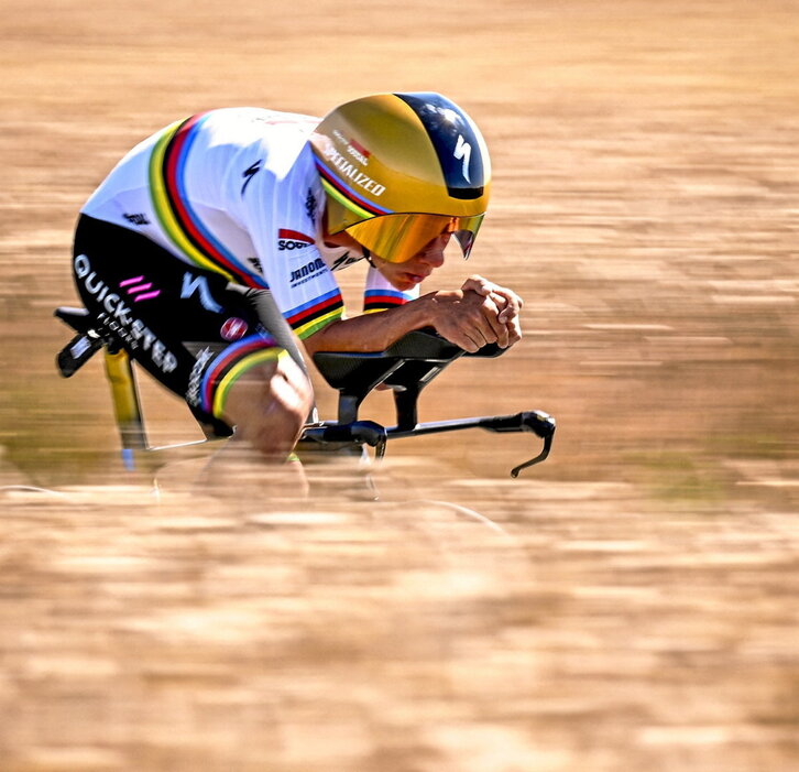 Remco Evenepoel, en pleno esfuerzo contra el crono.