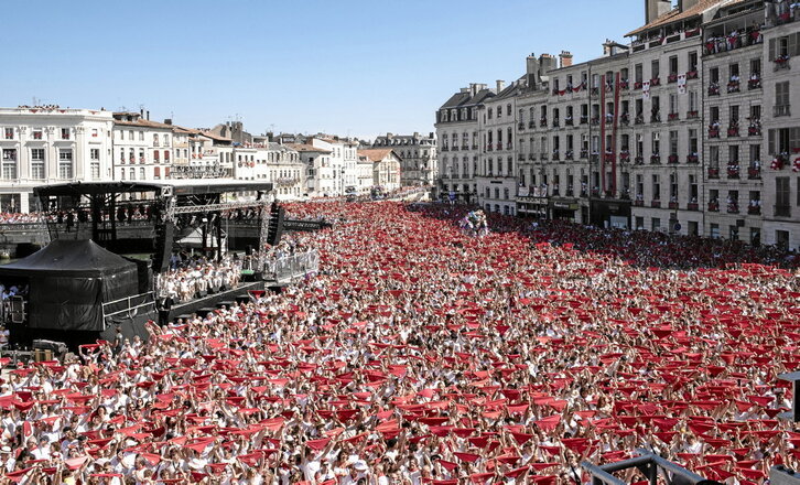 Askatasun plaza, besten irekieran, zuriz eta gorriz tindatuta.