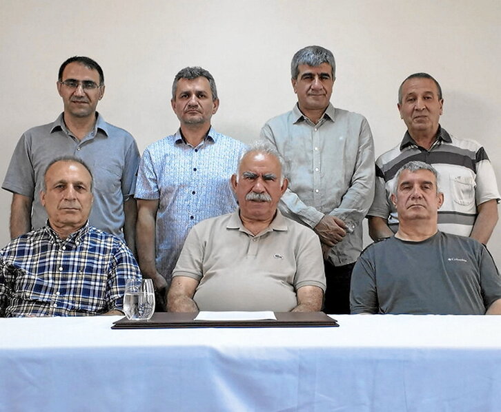 El líder kurdo, en el centro, flanqueado por otros seis prisioneros en Imrali.