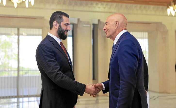 El presidente sirio, Ahmed al-Sharaa, con el enviado de EEUU, Tom Barrack.