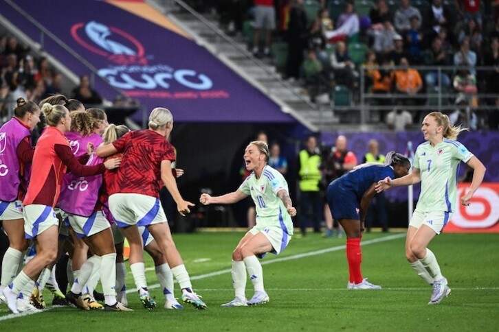 Jess Fishlock celebra con sus compañeras el primer gol de Gales en una Eurocopa, anotado contra Francia.