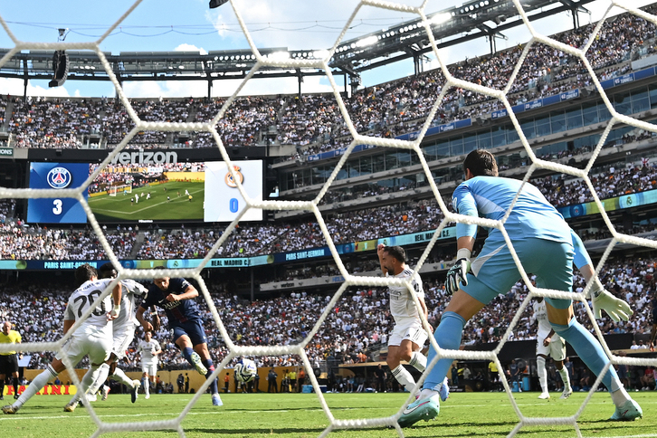 Gonçalo Ramos se dispone a marcar el 4-0 para el PSG.