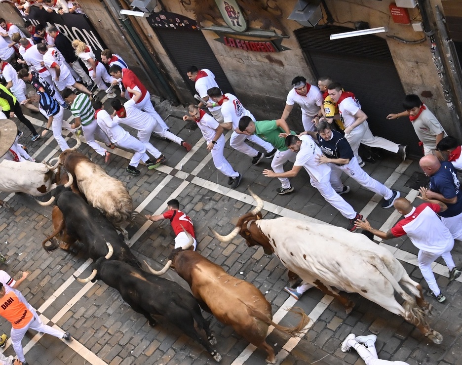 La manada, por el centro de la calle en Estafeta.