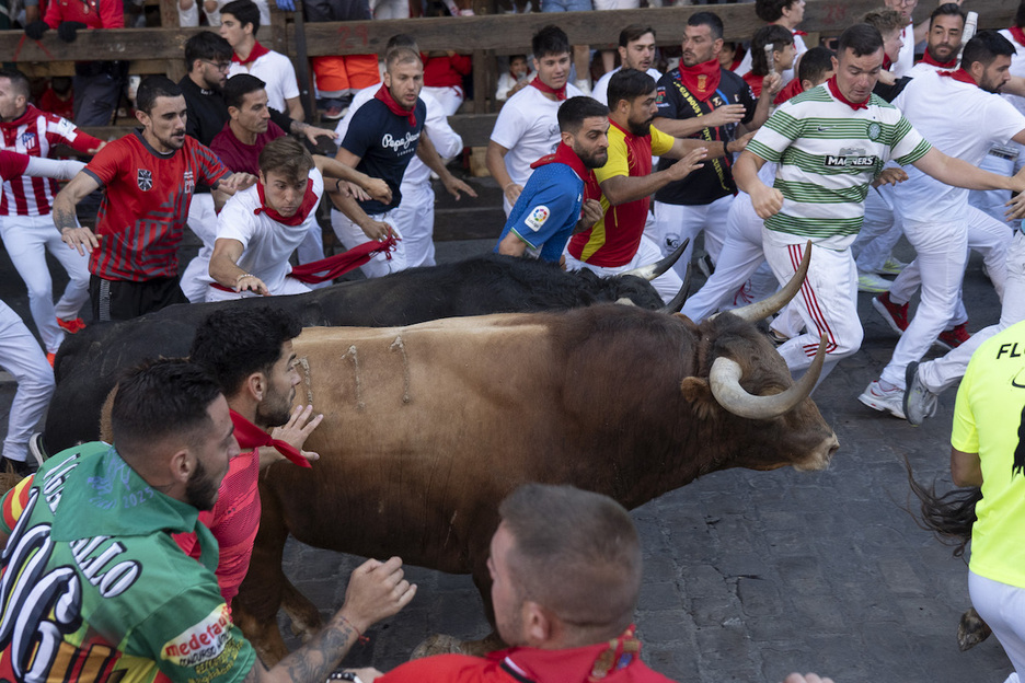 Dos Victoriano cogen la cuesta abajo hacia la Plaza.