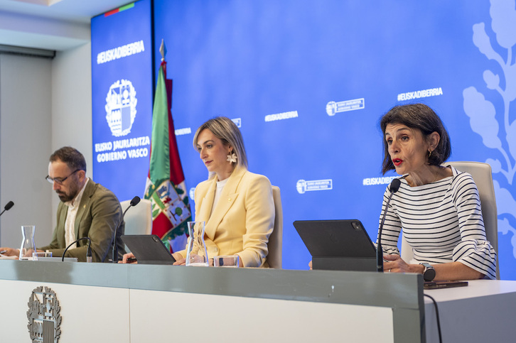 El consejero de Vivienda, Denis Itxaso, estuvo en la presentación del decreto junto a la de Juventud, Nerea Melgosa.
