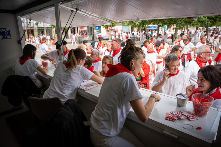 Puesto de información contra la violencia machista en la Plaza del Castillo.