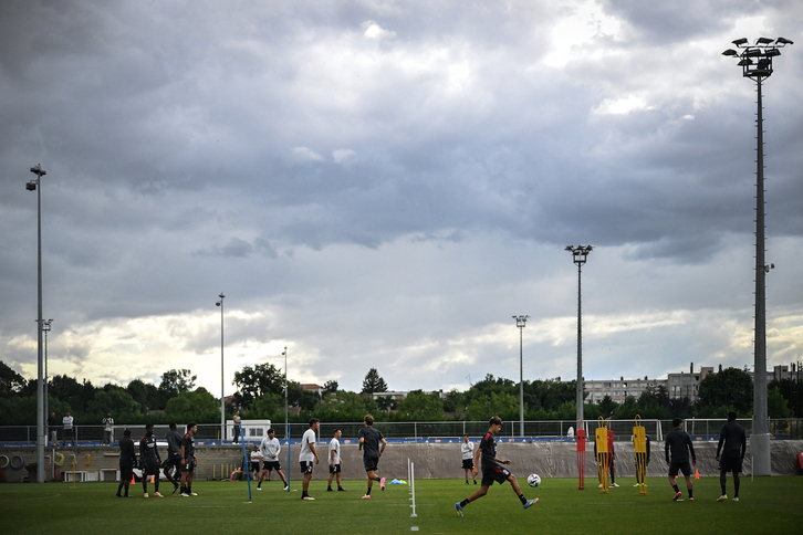 El Olympique Lyon, en uno de sus entreamientos, jugará finalmente en la Ligue 1.
