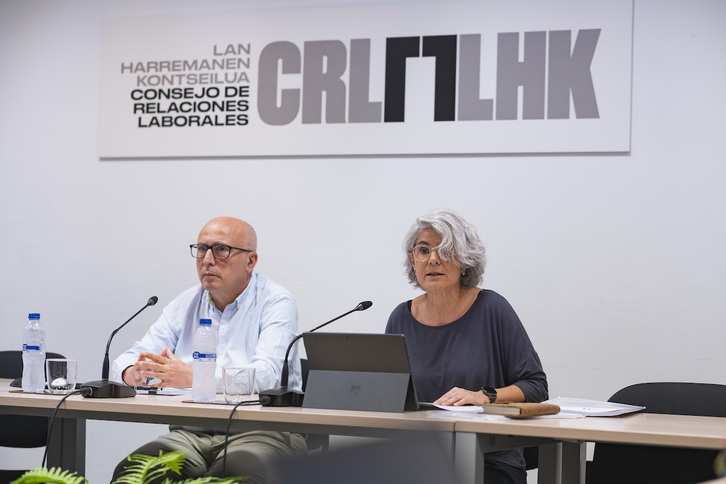 Emilia Málaga Pérez, presidenta del CRL en la CAV, durante la presentación del informe.