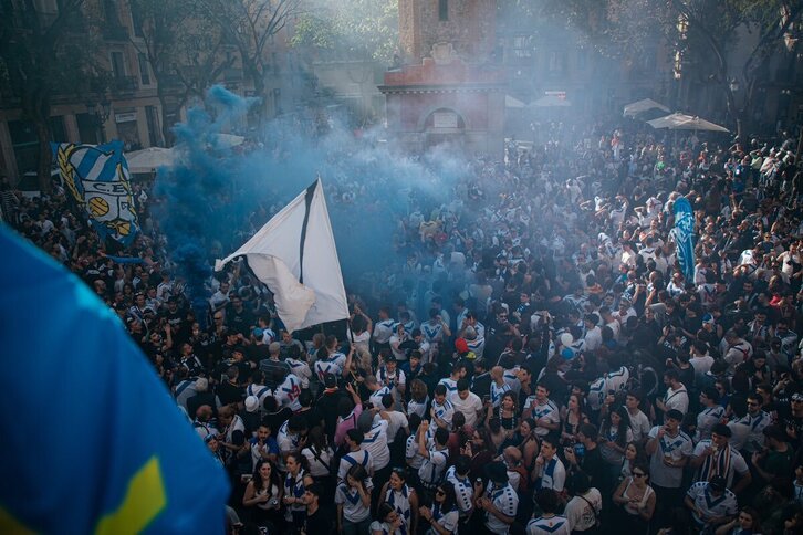 Celebración de la afición del Europa por el ascenso a Primera Federación, en la Plaça de la Vila de Gràcia.