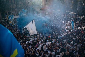 Celebración de la afición del Europa por el ascenso a Primera Federación, en la Plaça de la Vila de Gràcia.