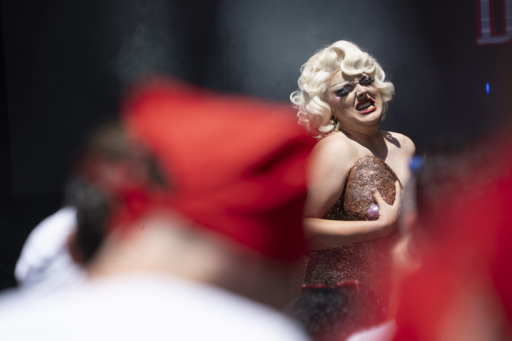 Un momento de pasión en el cabaret de Travéstika.