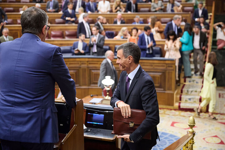 Sánchez, entre aliviado y satisfecho tras los plenos del miércoles.