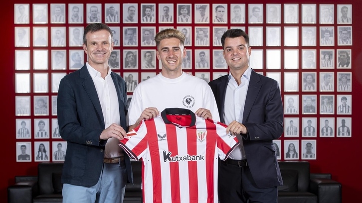 Robert Navarro junto a Jon Uriarte y Mikel González antes de comparecer ante los medios en la sala de prensa de San Mamés