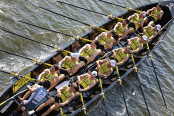 Orioko eskifaia, Martxel Aldai ankekoa, patroiaren ezkerraldean, Bilboko estropadan.