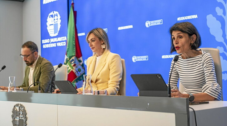 El consejero de Vivienda compartió con la de Juventud la presentación del decreto de avalará la compra de vivienda.