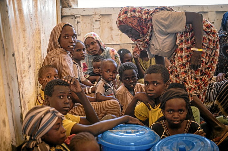 Refugiados sudaneses en Chad esperan en Tine a ser reubicados en Iridimi.