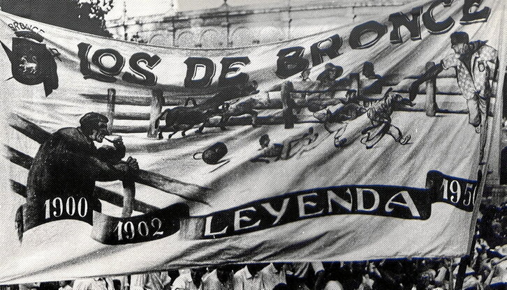 Imagen de época de la primera pancarta de Los de Bronce.