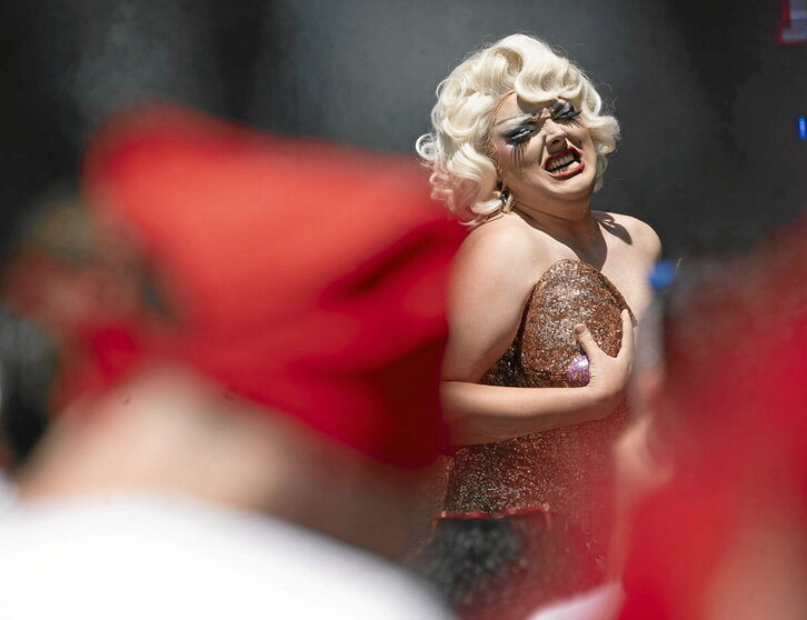 Un momento de pasión en el cabaret de Travéstika.