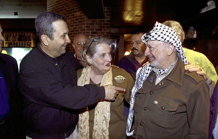 Ehud Barak y Yaser Arafat, con la secretaria de Estado de EEUU, Madeleine Albright.