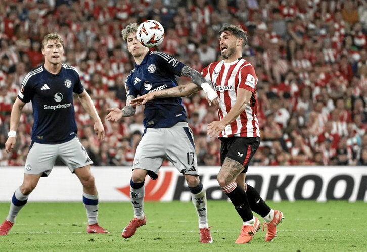 Yeray disputa un balón con Garnacho en el partido de vuelta, en San Mamés.