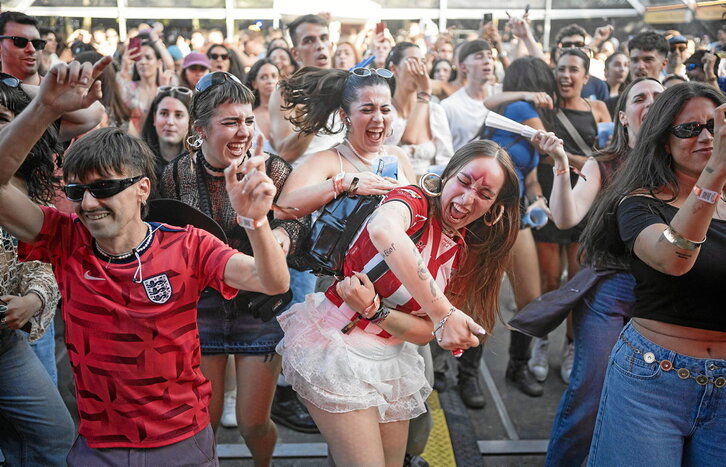 Ezkerretik eskuinera, publikoa pozez zoratzen dantzan, Michael Kiwanuka, Eider Saez, Mirua eta entzuleak adi-adi jaialdiaren logoa atzean dutela.