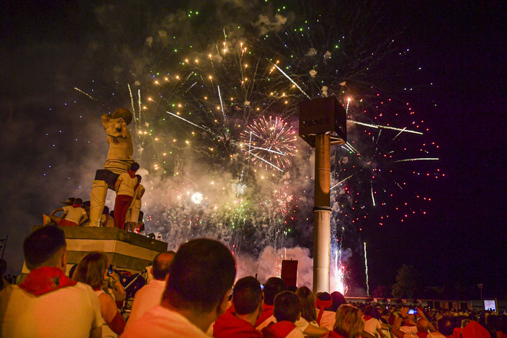 Miles y miles de personas asisten cada noche a los fuegos artificiales de Iruñea. La imagen es de este miércoles.