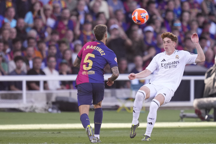 Víctor Muñoz, en el Barcelona-Real Madrid en que debutó con la camiseta blanca y tuvo en sus botas el 4-4.