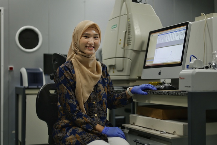 Rica Asrosa Indonesiako ikertzailea, nanoGUNEn lanean.