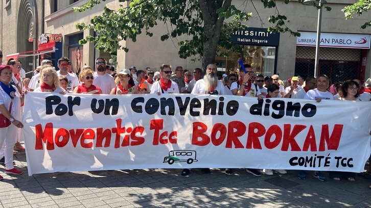 El comité de las villavesas se ha concentrado en la Plaza Merindades de Iruñea.