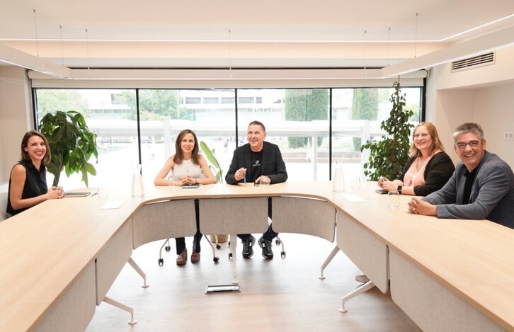 Delegaciones de EH Bildu y Podemos reunidas este viernes en Gasteiz.