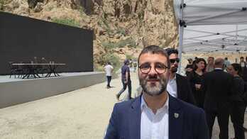 Igor Zulaika, EH Bilduko Gasteizko legebiltzarkidea, PKKren zeremonia izan den lekuan.