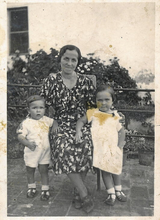 Maria Arana, bere bi umeekin, Bartzelonan, 1938 akaberan.