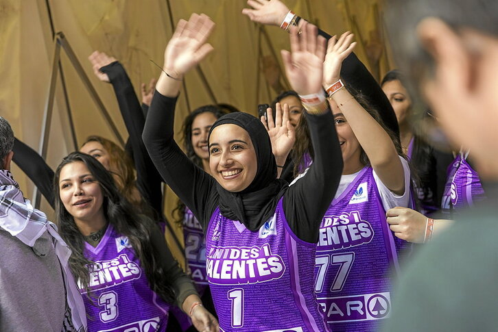 Visita de las jugadoras palestinas a Girona, en el año 2024, con el lema «Unides i valentes». Fotografía: Roser Gamonal